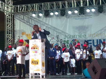 Le Ministre Arnauld Calixte Engandji Alandji s’est fait huer dessus sur sa propre demande pour que les jeunes gabonais expriment leur colère du mal-être.